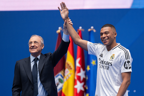 Le club du Real Madrid a boycotté la cérémonie de remise du Ballon d’or. Son président Florentino Perez Rodriguez lors de l’accueil de la nouvelle recrue Kylian Mbappe au stade Santiago Bernabeu le 16 juillet 2024. (Photo David Ramos/Getty Images)