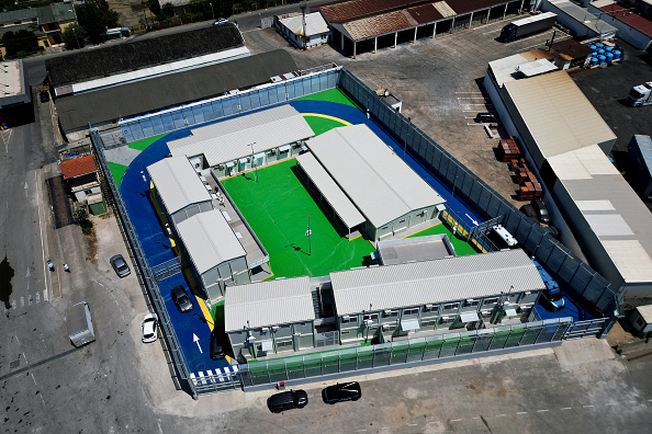 Une vue aérienne de l'enceinte principale du centre pour migrants géré par l'Italie dans le port de Shengjin en Albanie, le 29 juillet 2024. (Photo ADNAN BECI/AFP via Getty Images)