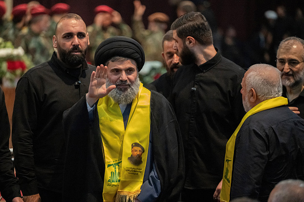 Un haut responsable du Hezbollah, Hashem Safieddine (au c.), assiste à la cérémonie funéraire du commandant Fuad Shukr, dans la banlieue sud de Beyrouth, le 1er août 2024. (KHALED DESOUKI/AFP via Getty Images)