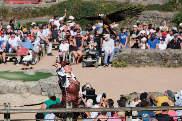 Vu pendant le spectacle du Bal des Oiseaux Fantômes au Puy Du Fou. (ADRIEN AUZANNEAU / HANS LUCAS/Hans Lucas via AFP/AFP via Getty Images)