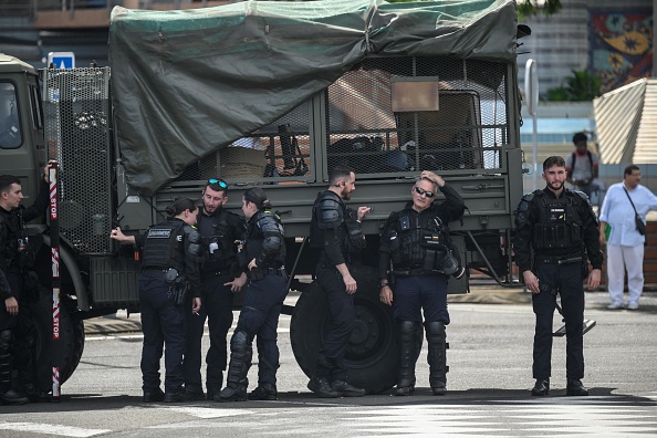 Des gendarmes se rassemblent sur une route à Fort-de-France, en Martinique. (ED JONES/AFP via Getty Images)