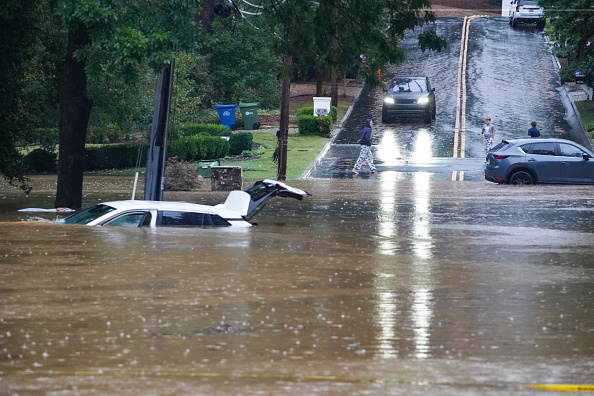 Les rues sont inondées après que l'ouragan Helene a apporté de fortes pluies pendant la nuit du 27 septembre 2024 à Atlanta, en Géorgie.  (Megan Varner/Getty Images)