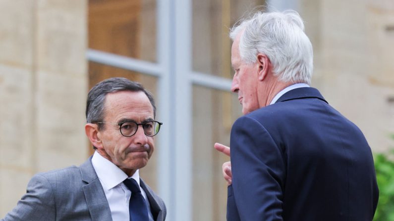 
Le Premier ministre Michel Barnier s'entretient avec le ministre de l'Intérieur Bruno Retailleau à l'issue d'un séminaire gouvernemental à l'hôtel de Matignon à Paris, le 27 septembre 2024. (THOMAS SAMSON/AFP via Getty Images)