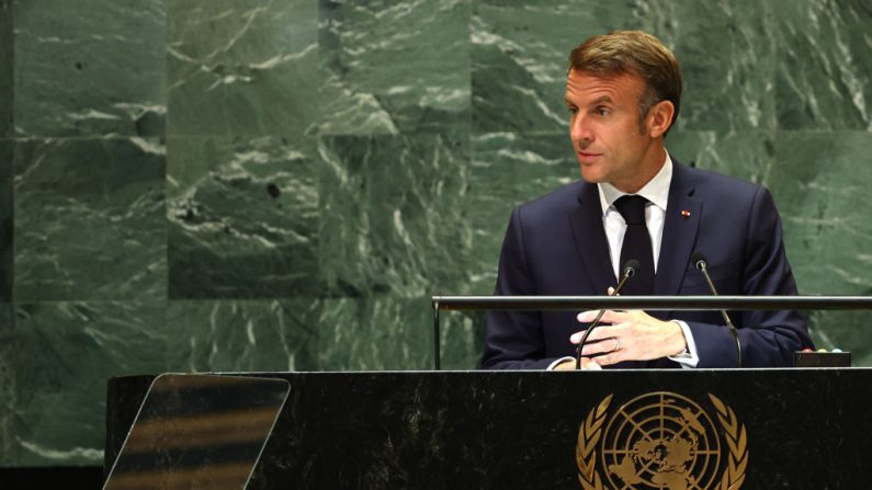 Le président Emmanuel Macron s'adresse aux dirigeants mondiaux lors de l'Assemblée générale des Nations Unies (AGNU) au siège des Nations Unies le 25 septembre 2024 à New York. (Spencer Platt/Getty Images)