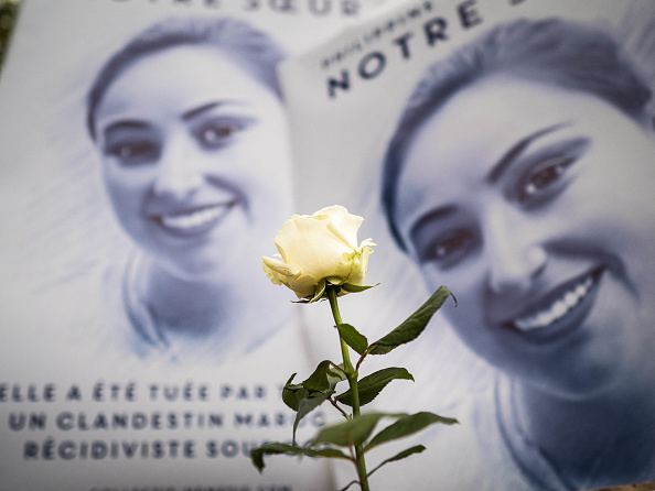 Une rose blanche lors d'un rassemblement pour Philippine Le Noir de Carlan appelé par le Collectif Nemesis, à Paris, France, le 29 septembre 2024.  BASTIEN OHIER/Hans Lucas via AFP/AFP via Getty Images)