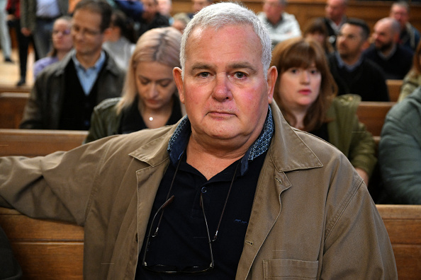 Christian Lantenois, photojournaliste au Daily Union, attend le début du procès de ses deux agresseurs pour tentative de meurtre devant la cour d'assises de Reims le 30 septembre 2024. Deux hommes sont jugés pour la tentative de meurtre d'un photojournaliste, violemment agressé en 2021 après avoir pris des photos dans un quartier sensible de Reims, une attaque qui a suscité l'indignation des défenseurs de la presse et des politiques. (Photo FRANCOIS NASCIMBENI/AFP via Getty Images).