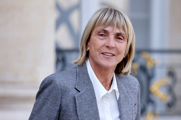 La ministre du Logement et de la Rénovation urbaine, Valérie Letard, quitte le Palais présidentiel de l'Élysée, le 1er octobre 2024. (Photo LUDOVIC MARIN/AFP via Getty Images)