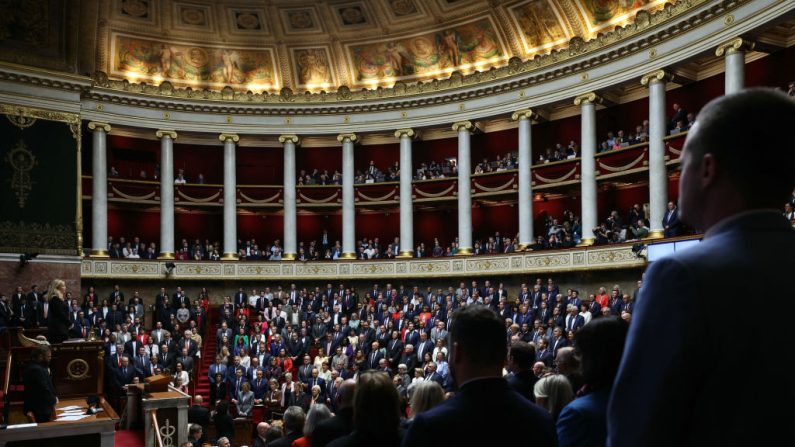 Une minute de silence à la mémoire de Philippine à l'Assemblée nationale, le 1er octobre 2024. (Photo : ALAIN JOCARD/AFP via Getty Images)