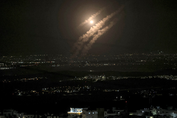 Cette photo prise depuis la ville d'Hébron en Cisjordanie montre des projectiles au-dessus de la ville israélienne d'Ashdod le 1er octobre 2024. (HAZEM BADER/AFP via Getty Images)