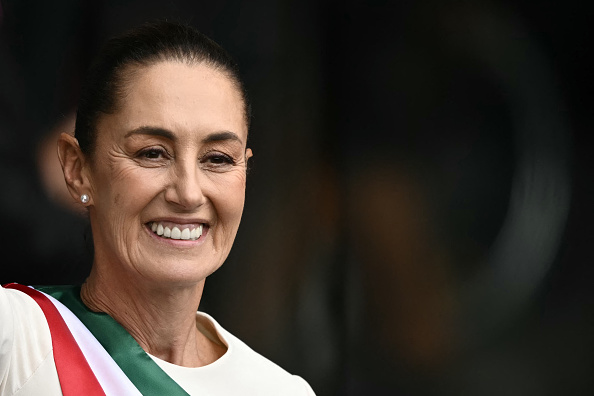 La présidente du Mexique, Claudia Sheinbaum, sourit en quittant le Congrès de l'Union après sa cérémonie d'investiture à Mexico, le 1er octobre 2024. (Photo : CARL DE SOUZA/AFP via Getty Images)