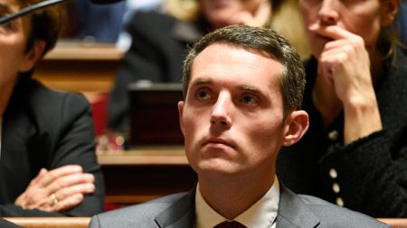 Interdiction totale des portables à l’école : le ministre Alexandre Portier souhaite une généralisation en 2025