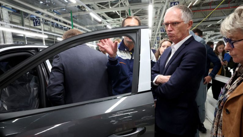 
Carlos Tavares, PDG de Stellantis, visite la ligne de production des nouvelles voitures électriques Peugeot e-3008 et e-5008 à l'usine automobile Stellantis de Sochaux, dans l'est de la France, le 3 octobre 2024. (FREDERICK FLORIN/AFP via Getty Images)