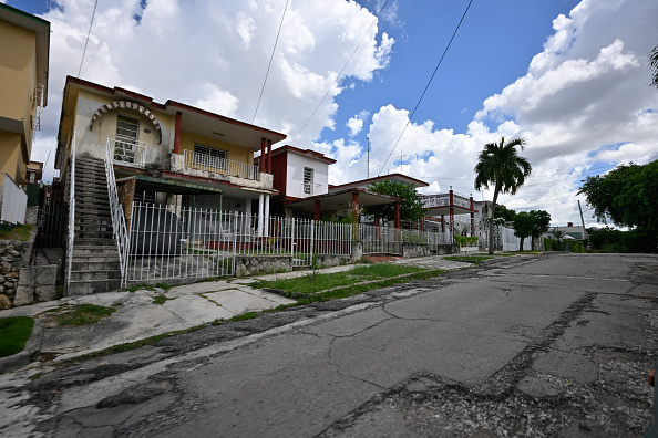 Plusieurs maisons restent fermées dans un quartier résidentiel de La Havane le 1er octobre 2024. Face à l'émigration massive qui a touché Cuba ces trois dernières années, de nombreux habitants de l'île sont devenus, contre leur gré, les gardiens des innombrables maisons laissées vides par des parents ou des voisins. (Photo ADALBERTO ROQUE/AFP via Getty Images)