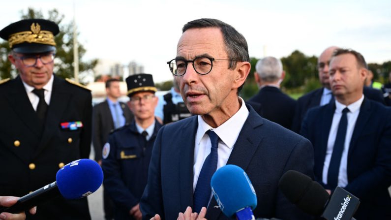 Le ministre de l'Intérieur Bruno Retailleau lors d'une opération de la gendarmerie française, le 4 octobre 2024. (SEBASTIEN SALOM-GOMIS/AFP via Getty Images)