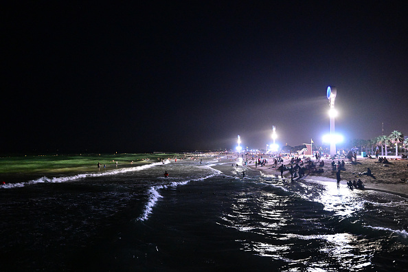 Face à la canicule, Dubaï ouvre ses plages la nuit