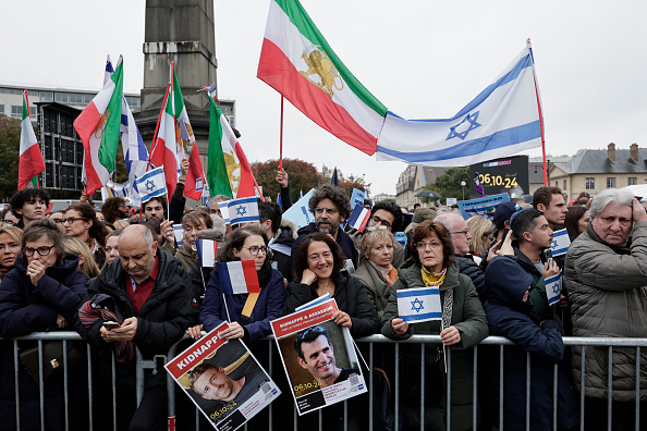 Un rassemblement en hommage aux victimes de l'attaque du 7 octobre contre Israël par le Hamas, à Paris, le 6 octobre 2024. (STEPHANE DE SAKUTIN/AFP via Getty Images)