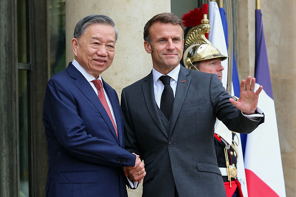 Le président Emmanuel Macron et le président vietnamien To Lam (au c.) au palais présidentiel de l'Élysée, le 7 octobre 2024. (ALAIN JOCARD/AFP via Getty Images)