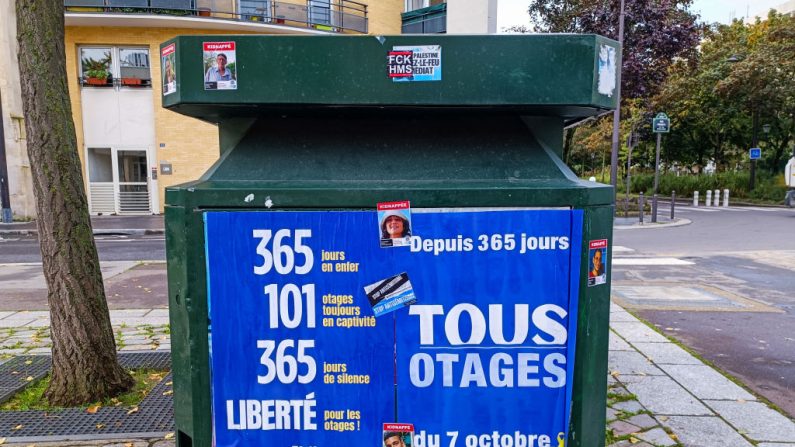 Une affiche en mémoire des otages du 7 octobre 2023 à Paris, le 8 octobre 2024. (RICCARDO MILANI/Hans Lucas/AFP via Getty Images)