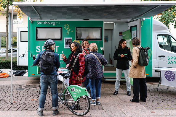 Un bus lancé en septembre qui sillonne les quartiers de Strasbourg pour rapprocher les soins des habitants, le 9 octobre 2024. (ABDESSLAM MIRDASS/AFP via Getty Images)