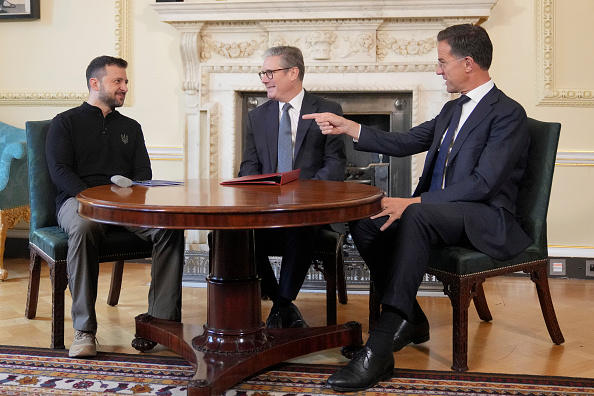 Le Président ukrainien Volodymyr Zelenskyy (à g.), le Premier ministre britannique Keir Starmer (au c.) et le secrétaire général de l'OTAN Mark Rutte, se rencontrent au 10 Downing Street, le 10 octobre 2024 à Londres, Angleterre. (Photo Kin Cheung - WPA Pool/Getty Images)