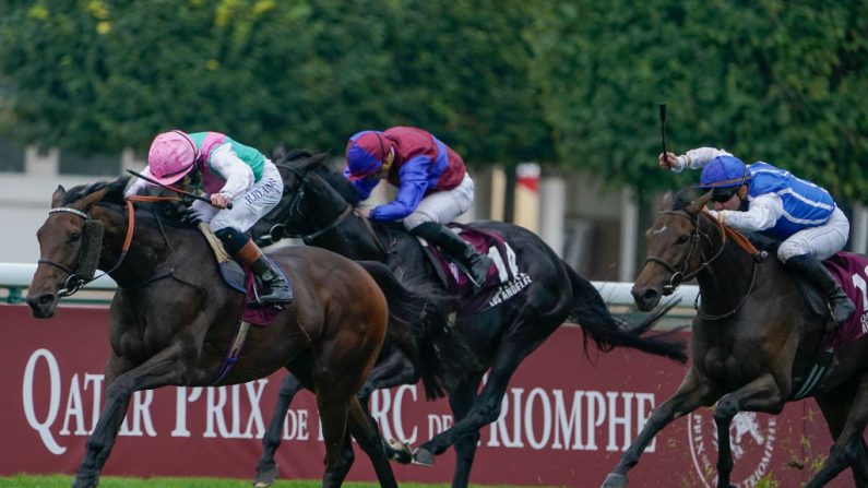 Rossa Ryan (casquette rose) en selle sur Bluestocking vainqueur du Qatar Prix de l'Arc de Triomphe, le 06 octobre 2024 à Paris. (Photo : Alan Crowhurst/Getty Images)