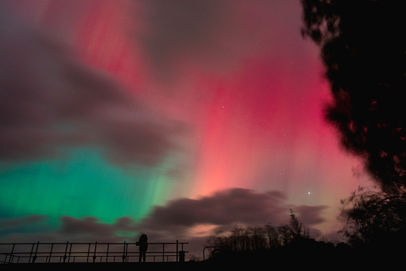 Des aurores boréales, produites par une tempête géomagnétique solaire, sont observées au-dessus du lac Haraldsted près de Ringsted, au Danemark, le 10 octobre 2024.   (MADS CLAUS RASMUSSEN/Ritzau Scanpix/AFP via Getty Images)