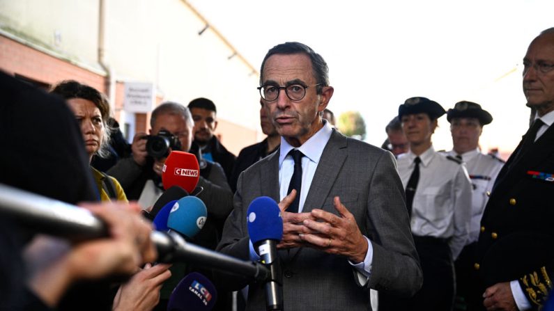 Le ministre de l'Intérieur Bruno Retailleau s'adresse aux journalistes lors de sa visite d'un Centre de Rétention Admnistrative (CRA) au Mesnil-Amelot, à l'est de Paris, le 11 octobre 2024. (JULIEN DE ROSA/AFP via Getty Images)