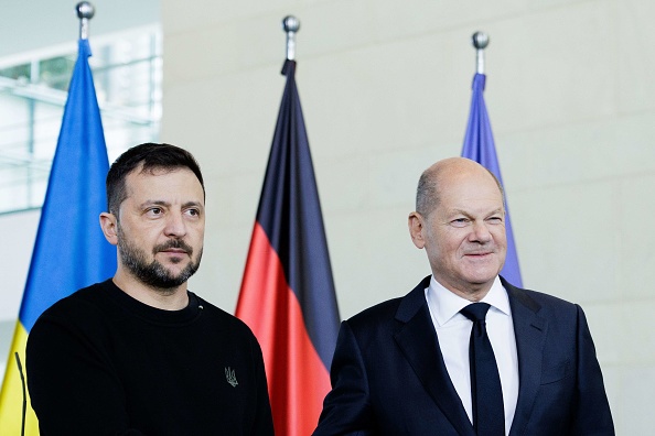 Le chancelier allemand Olaf Scholz (à dr.) et le Président ukrainien Volodymyr Zelensky s'adressent aux médias avant leurs entretiens à la Chancellerie, le 11 octobre 2024 à Berlin en Allemagne. (Carsten Koall/Getty Images)