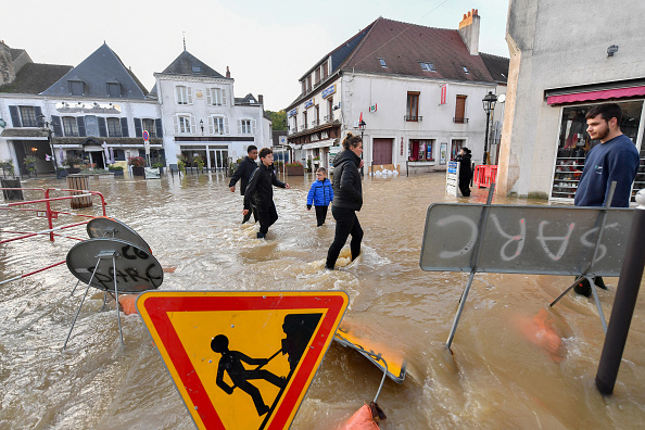 Une rue inondée du centre de Cloyes-les-Trois-Rivières, le 11 octobre 2024. (JEAN-FRANCOIS MONIER/AFP via Getty Images)