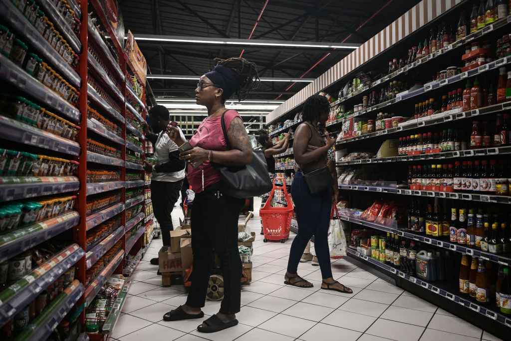 Les grands distributeurs en Martinique sont-il des "boucs émissaires" ou des "profiteurs" de la vie chère ?