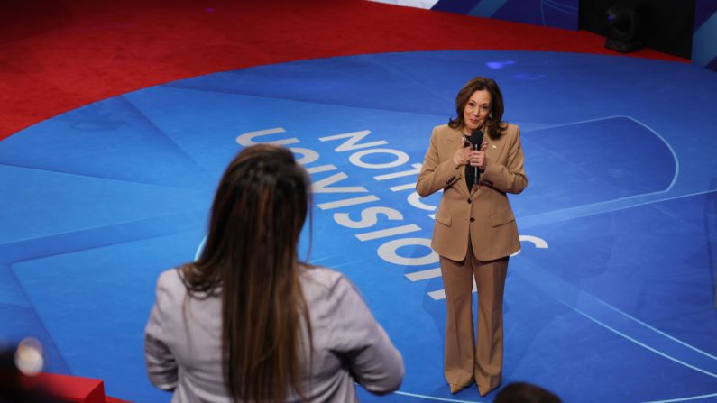 La candidate démocrate à l'élection présidentielle, la vice-présidente des États-Unis Kamala Harris, réagit à une question posée par un membre du public lors d'une réunion publique organisée par Univision au Cox Pavilion at UNLV, le 10 octobre 2024 à Las Vegas (Nevada). (Justin Sullivan/Getty Images)