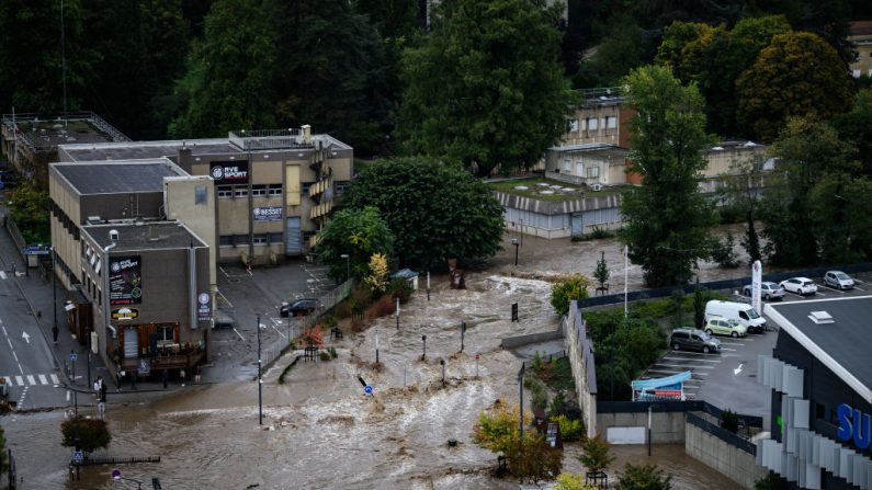 Une photo montre une zone inondée suite à de fortes pluies à Annonay, le 17 octobre 2024. (Crédit photo JEFF PACHOUD/AFP via Getty Images)