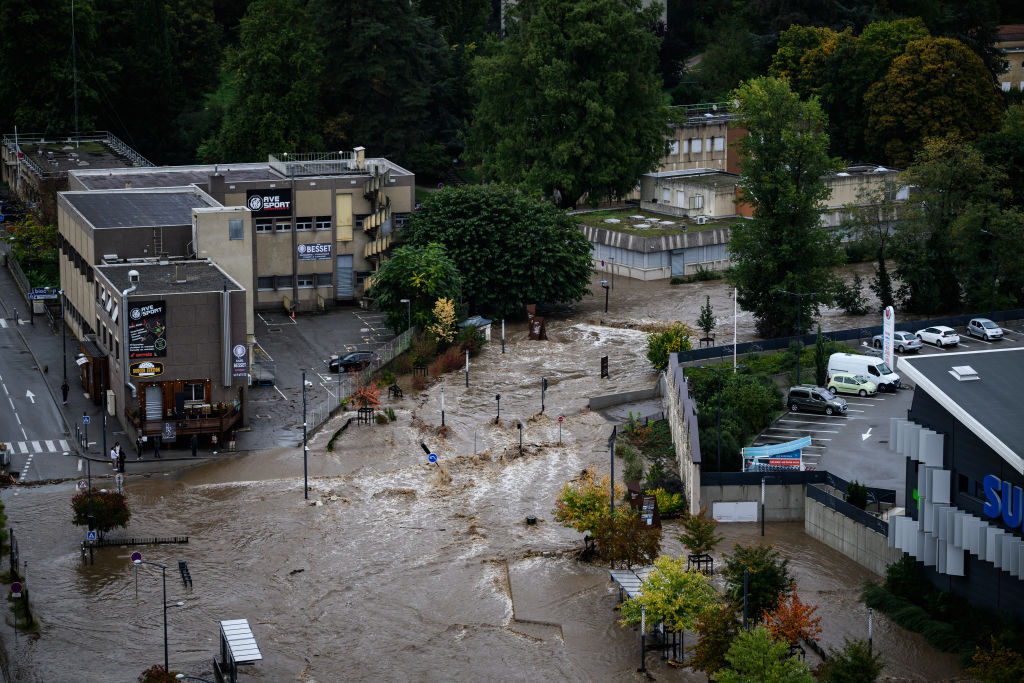 Inondations à Annonay : un gendarme s'aide d'une tractopelle pour secourir une habitante