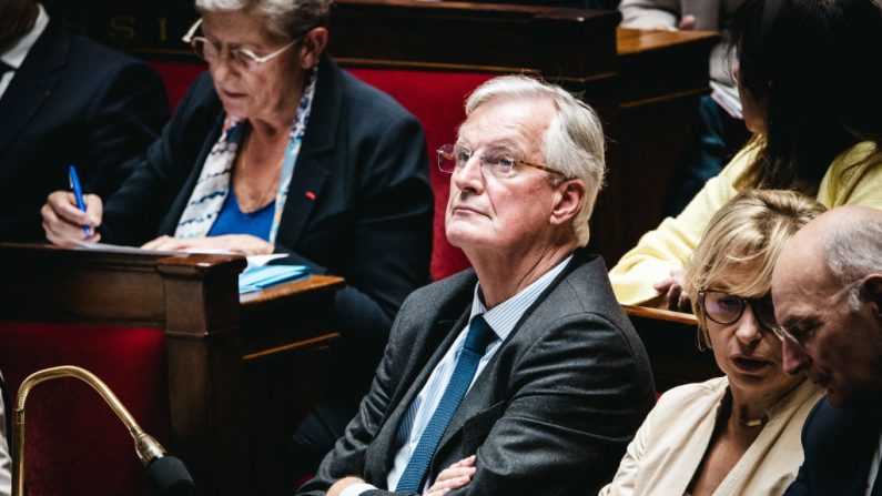 Le Premier ministre Michel Barnier est assis sur le banc des ministres lors de la séance des questions au gouvernement dans l'hémicycle de l'Assemblée nationale française, le 16 octobre 2024. (AMAURY CORNU/Hans Lucas/AFP via Getty Images)