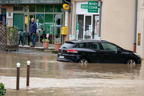 Cette photographie montre la crue de l'Yvette suite à une forte pluie à Gif-sur-Yvette, le 18 octobre 2024. (ALAIN JOCARD/AFP via Getty Images)