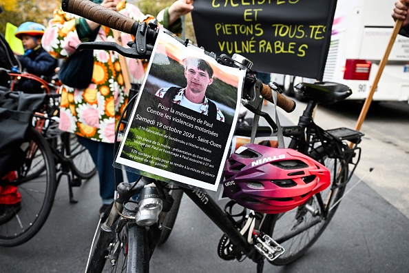 Une photo de Paul – décédé après avoir été écrasé par une voiture le 15 octobre 2024 – lors d'un rassemblement sur la place de la République à Paris le 19 octobre 2024, pour lui rendre hommage.  (BERTRAND GUAY/AFP via Getty Images)