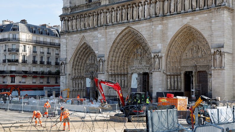 Des ouvriers posent des dalles sur le parvis de la cathédrale Notre-Dame de Paris lors de la rénovation de différentes parties de la cathédrale Notre-Dame de Paris à Paris, le 21 octobre 2024. (LUDOVIC MARIN/AFP via Getty Images)