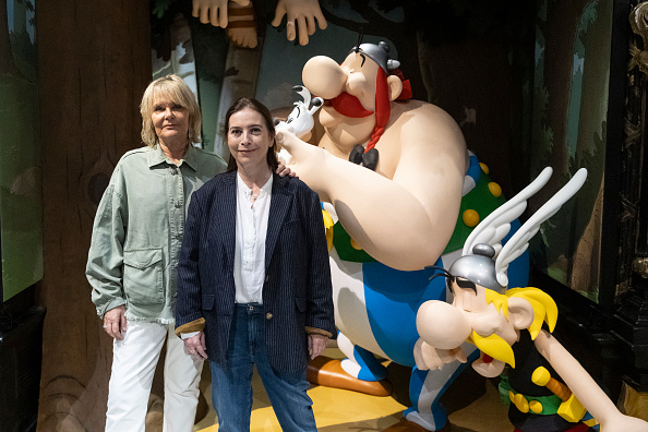 Sylvie Uderzo, fille d'Albert Uderzo (à g.) et Anne Goscinny, fille de René Goscinny (à dr.) posent devant les personnages de cire des célèbres comiques français Astérix et Obélix lors de leur première au musée de cire Grévin, le 22 octobre 2024. (GEOFFROY VAN DER HASSELT/AFP via Getty Images)