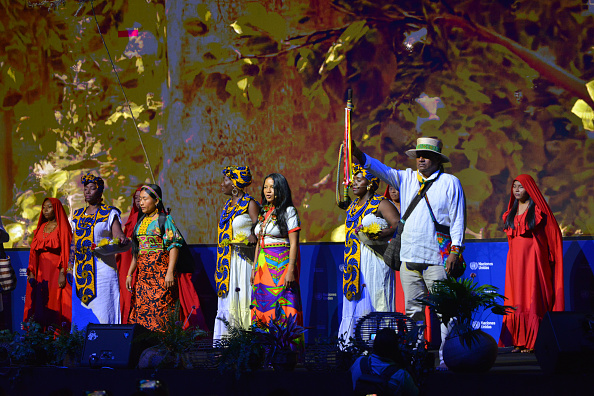 CALI, COLOMBIE - 20 OCTOBRE : Présentation de l'École nationale des arts Delia Zapata Olivella lors de la cérémonie d'ouverture dans le cadre de la « COP16 : Paix avec la nature » au Valle Del Pacífico Event Center le 20 octobre 2024 à Cali, Colombie. Des représentants des différents peuples indigènes de Colombie ont participé à l'École nationale des arts Delia Zapata Olivella, parmi lesquels des mamos de la Sierra Nevada de Santa Marta (nord), des maloqueros de l'Amazonie (sud) et des femmes sages d'autres communautés. (Photo Gabriel Aponte/Getty Images)