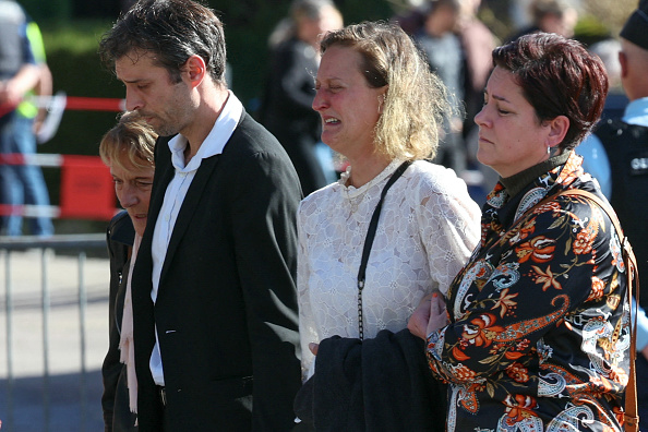 Fanny Groll (au c.), la mère de Lina, arrive avec des proches à l'église Saint-Arnould lors des funérailles de sa fille. (FREDERICK FLORIN/AFP via Getty Images)