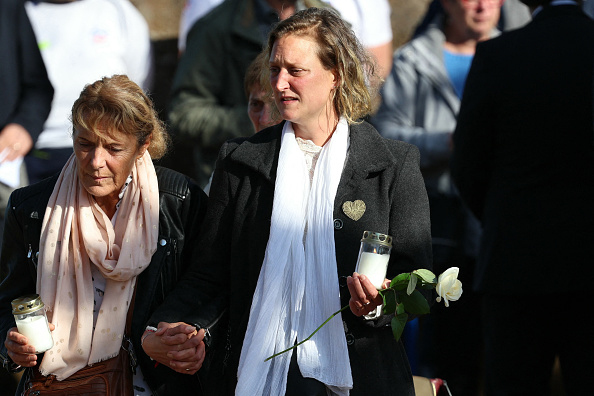 Fanny Groll (à dr.), mère de Lina, aux funérailles de sa fille à l'entrée de l'église Saint-Arnouldin dans le village de Plaine, le 25 octobre 2024. (Photo FREDERICK FLORIN/AFP via Getty Images)