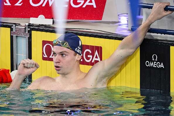 Léon Marchand, de France, réagit après avoir remporté la finale du 400 m quatre nages individuel masculin lors de la Coupe du monde de natation 2024. (ANTHONY WALLACE/AFP via Getty Images)