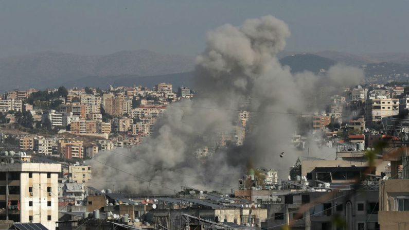 De la fumée s'élève du site d'une frappe aérienne israélienne qui a ciblé la zone de Haret Saida, près de la ville de Sidon au sud du Liban, le 27 octobre 2024. (Photo MAHMOUD ZAYYAT/AFP via Getty Images)