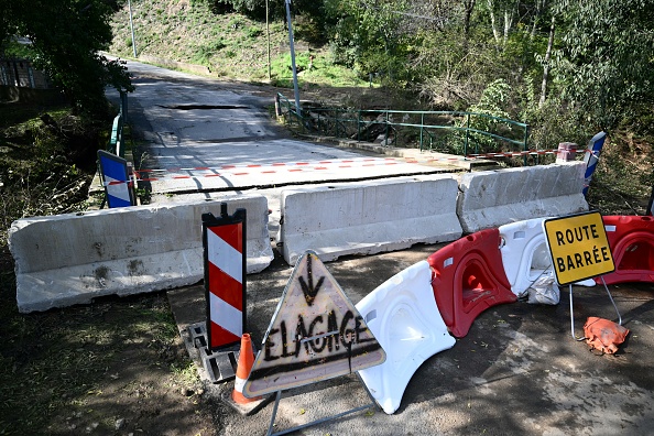 Un pont effondré près du village du Muy dans le Var, le 28 octobre 2024, bloquant près de 600 vacanciers dans un centre de vacances. (Photo CHRISTOPHE SIMON/AFP via Getty Images)