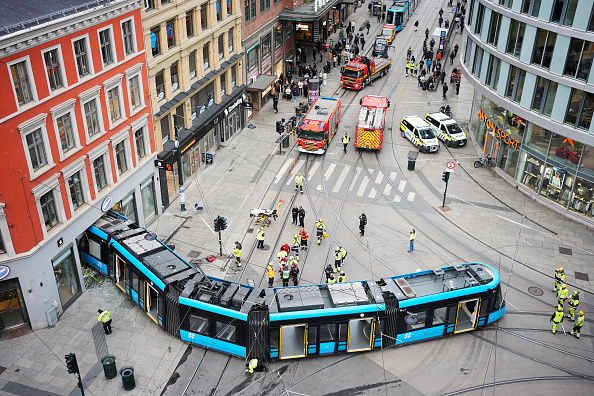 Un tramway a déraillé et foncé dans un bâtiment dans une rue très fréquentée du centre d'Oslo, en Norvège, le 29 octobre 2024. (Photo TERJE PEDERSEN/NTB/AFP via Getty Images)