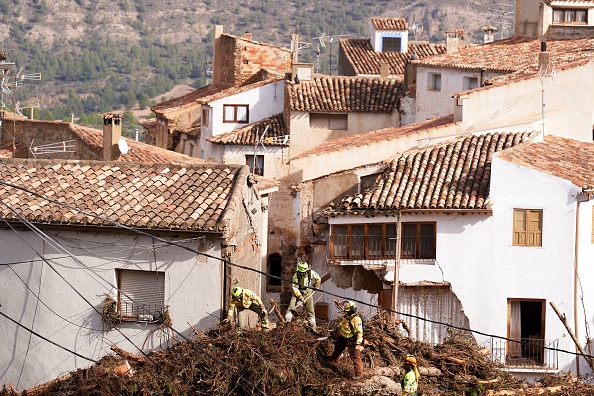 Des secouristes dégagent les débris après les fortes pluies qui ont frappé la région le 30 octobre 2024 à Letur, dans la province d'Albacete, en Espagne. (Mateo Villalba Sanchez/Getty Images)