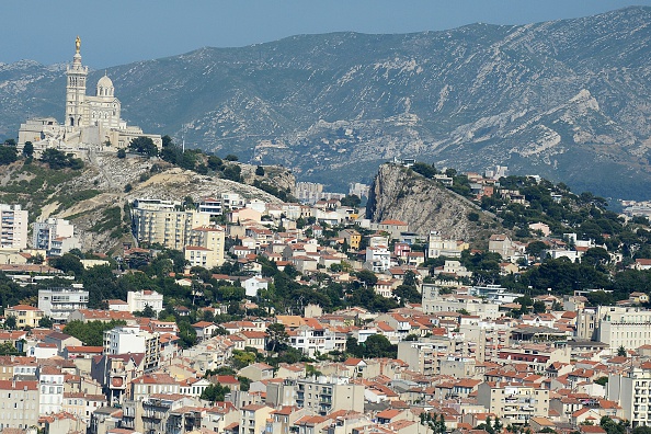 Vue aérienne de l'église Notre-Dame de la Garde de la ville de Marseille.  (BORIS HORVAT/AFP via Getty Images)