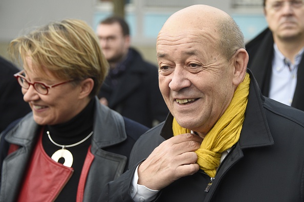 L’ex-ministre de la Défense Jean-Yves Le Drian en compagnie de la maire de Rennes Nathalie Appéré, à Rennes le 11 décembre 2015. (Photo DAMIEN MEYER/AFP via Getty Images)