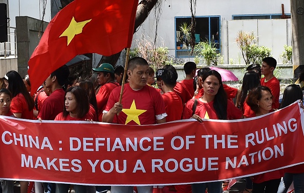 PHILIPPINES-CHINE-MARITIME-DIPLOMATIE-MANIFESTATION
Des manifestants philippins et vietnamiens arborent des pancartes anti-Chine et des drapeaux nationaux vietnamiens lors d'un appel à la Chine pour qu'elle respecte leurs droits dans la mer de Chine méridionale contestée, devant le bureau consulaire chinois à Manille, le 6 août 2016. (Photo TED ALJIBE/AFP via Getty Images)