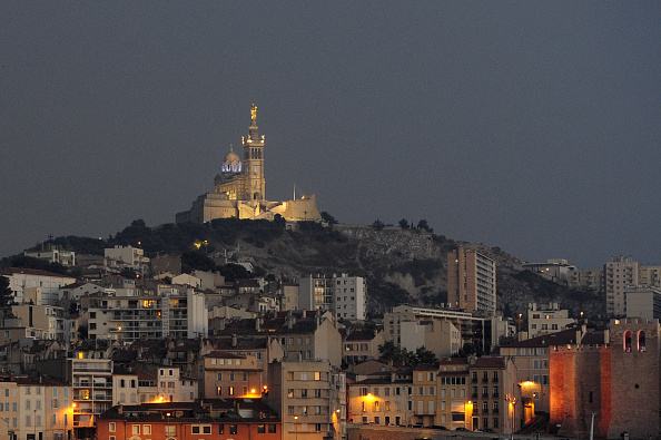 Vue de la basilique Notre-Dame de la Garde et du Vieux Port à Marseille.   (FRANCK PENNANT/AFP via Getty Images)